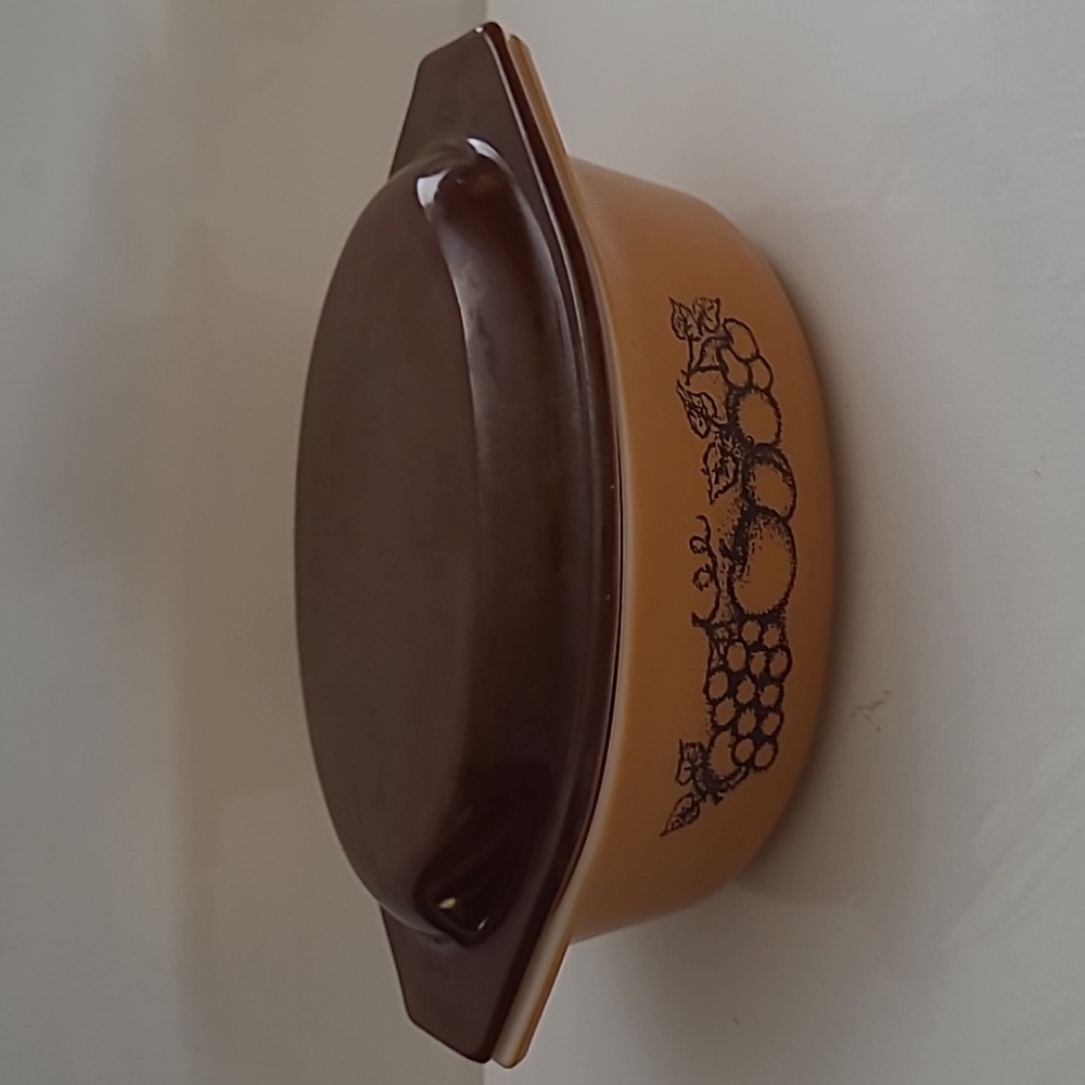 Vintage Pyrex 043-1 1/2qt Casserole dish Old Orchard fruit brown patterwith lid